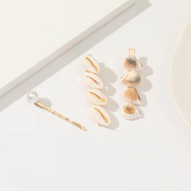 Goldene Haarspangen mit Muscheln und Perlen 