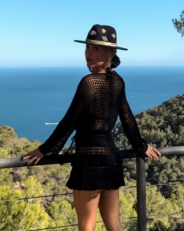 Netz Häkel Shirt Jolee im Ibiza Style am Meer - Schwarze Häkel langarm Shirt