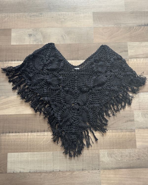 schwarzer langer Fransen Poncho gehäkelt - Crochet Häkel Fashion