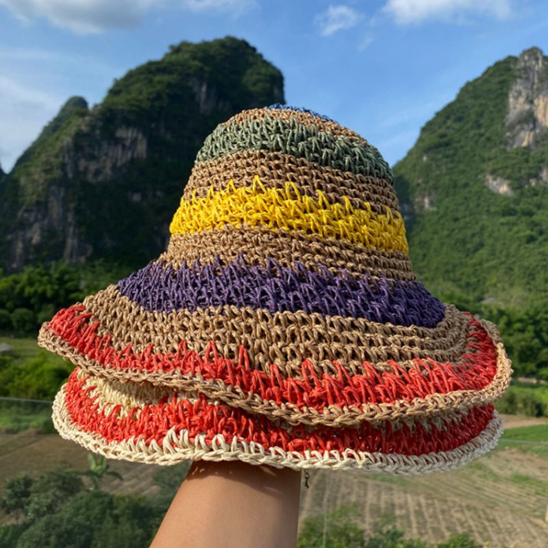 Der perfekte Begleiter für den Strand - der Stroh Häkel Hut mit farbenfrohen Streifen ist ein Must-Have-Accessoire für alle Boho- und Hippie-Liebhaberinnen.