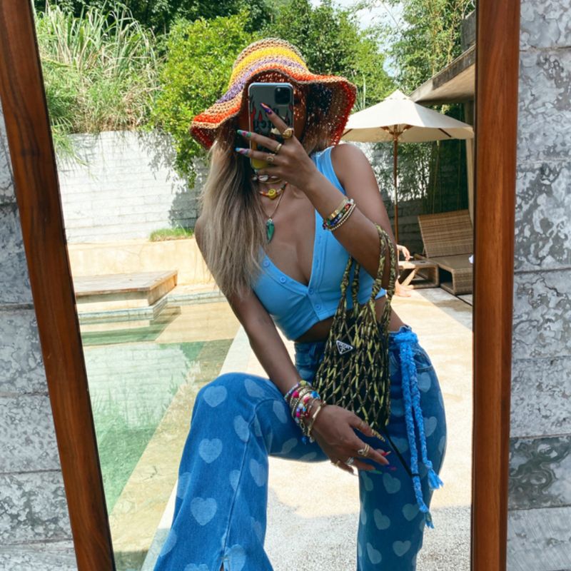 Dieser Boho-Chic Damen Bucket Hat bietet nicht nur einen stylischen Look, sondern auch Schutz vor der Sonne an heissen Tagen.