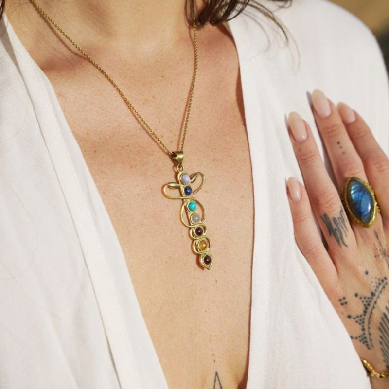 Spiritueller Chakra Schmuck mit Chakra Steinen, Schlangen um das Schwert