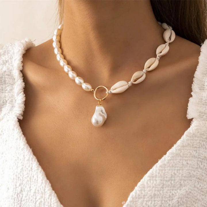 Modeschmuck Halskette aus Kunstperlen und Muscheln mit weissem Muschel Anhänger an goldenem Kreis