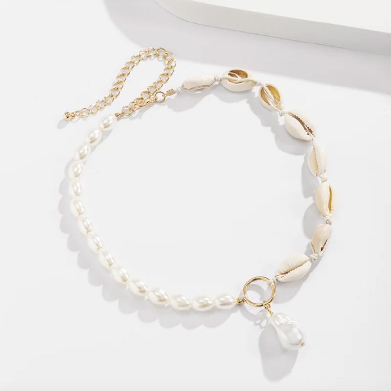 Sommerliche Modeschmuck Halskette aus weissen Kunstperlen und Muscheln 