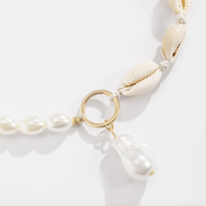 Halskette mit goldenen Ring in der Mitte und Muschel Anhänger