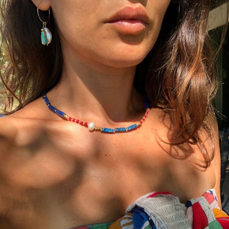 Modische Kombination aus roten und blauen Perlen