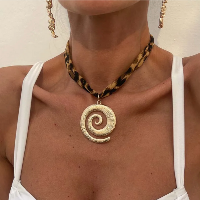 Halskette mit goldenem Anhänger in Spiralenform 