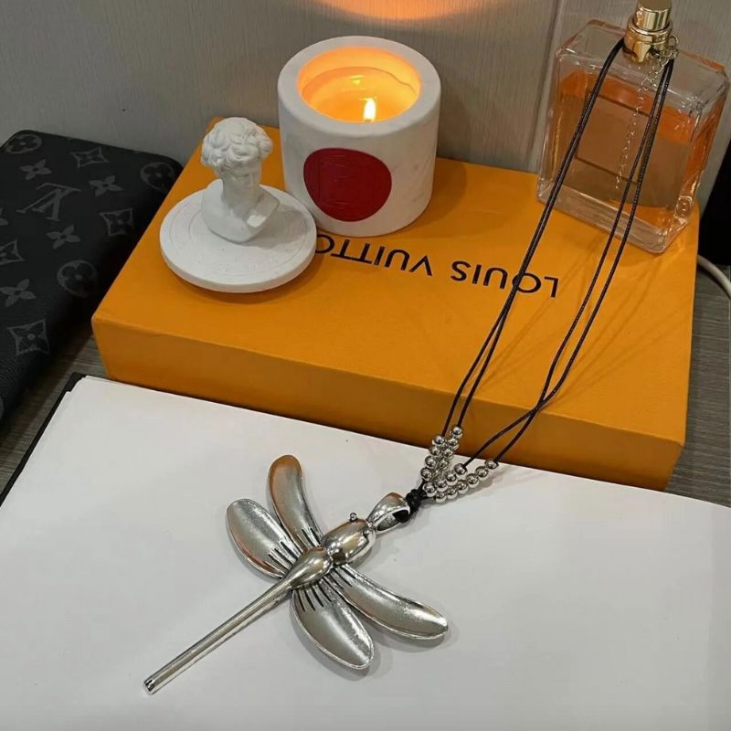 Stilvoller Modeschmuck: Halskette mit kraftvollem Libellen-Symbol - Statement Halskette 