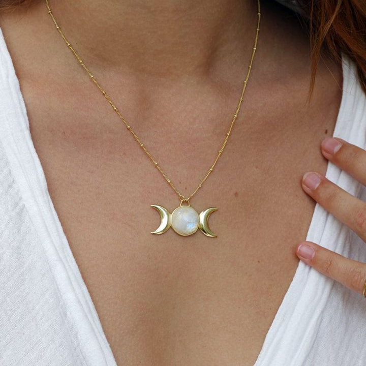 Spirituelle goldene Mond-Halskette Freya mit einem schimmernden Mondstein