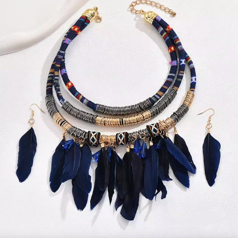 Boho Chic Set aus Halskette mit Federn und passenden Feder Ohrringen