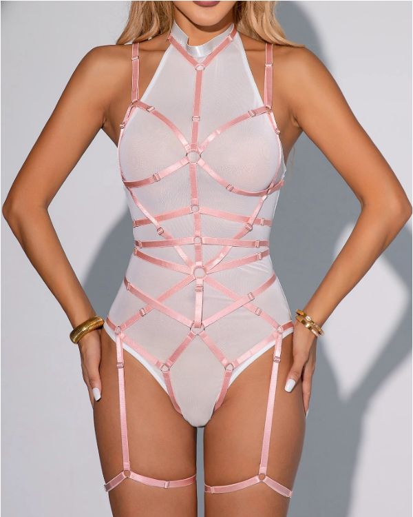 Rosa Harness-Body mit geometrischem Muster und verstellbaren Trägern auf Mannequin