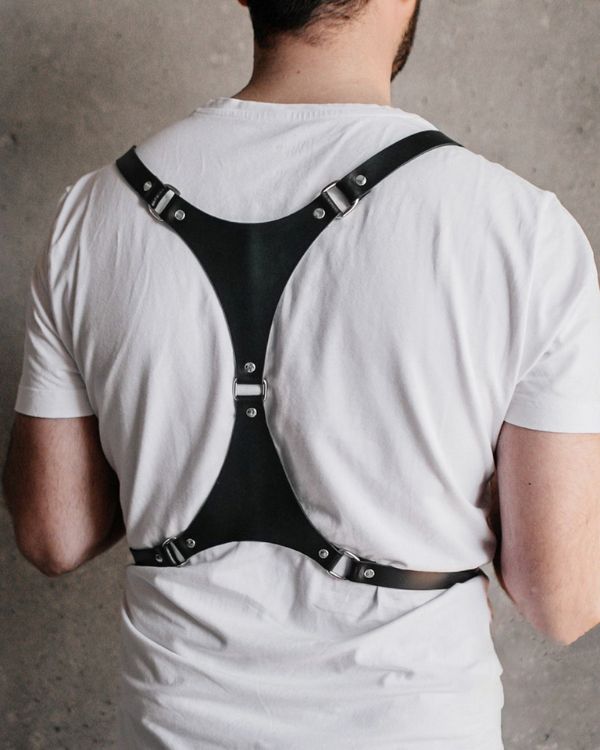 schwarzer Oberkörper Körpergürtel Harness im Kinky Fetisch BDSM Style