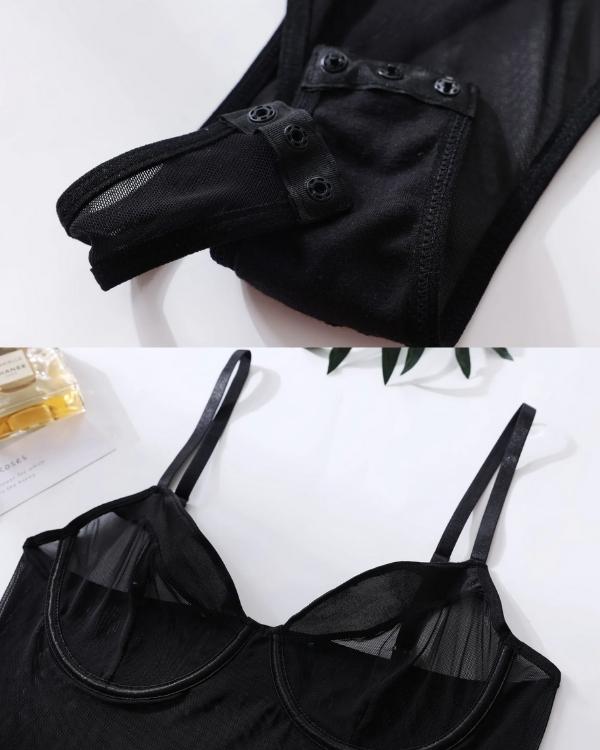 Detailansicht des Mesh-Gewebes am High-Waist Bodysuit mit Handschuhen