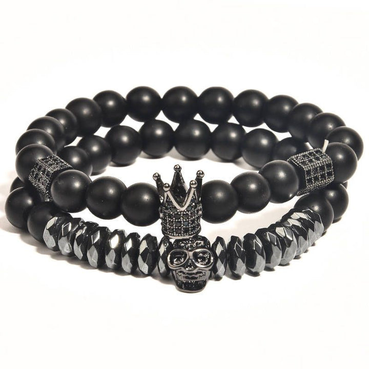 Schwarzes Herren Armband Set aus zwei diversen Perlennarmbändern aus glatten Onyx Steinen - Männer Armbänder mit Totenkopf und Kronen Symbol 