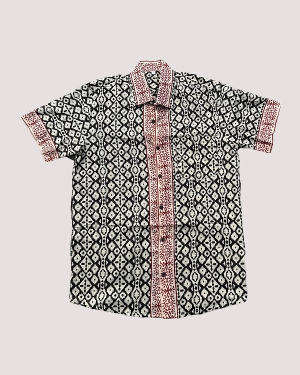 Herren Boho Bluse mir kurzen Aermeln und schwarz-weiss Muster mit rotem Rand - Boho Ethno Herren Bluse 