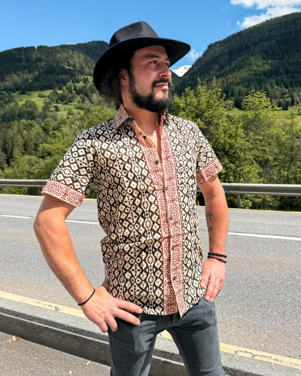 Herren Hemd im Boho Look in schwarz weiss mit roten Musterrand - Männer Boho Kleider 