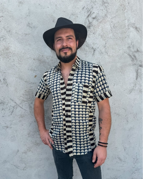 Baumwolle Herren Hemd mit kurzen Ärmeln und Boho Ethno Print in blau-schwarz