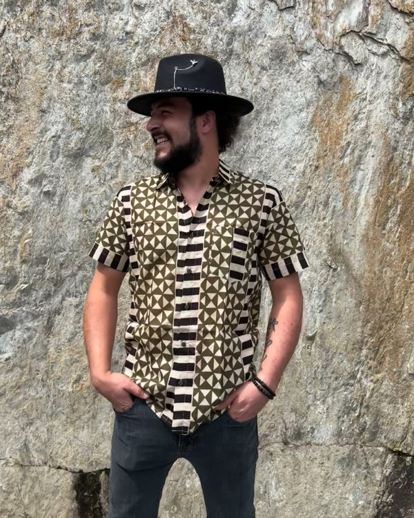 Stillvolles Herren Hemd mit kurzen Ärmeln und Kragen - Männer Bluse mit Geometrischem grünen Muster 