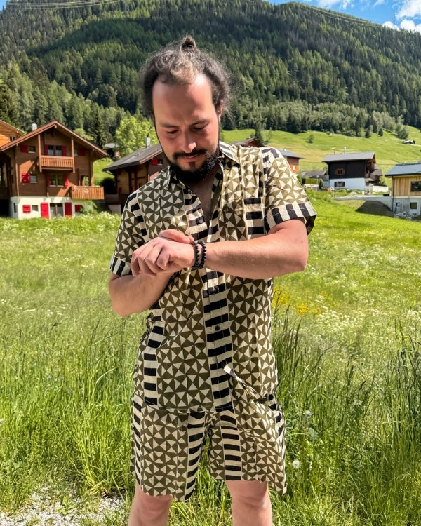 Stillvolles Herren Boho Set mit kurzer Hose und passendem Hemd 