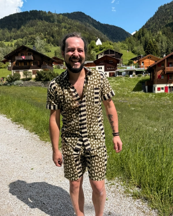 Stillvolles Herren Boho Set aus kurzer Hose und passendem Hemd - Boho Ethno Look für Herren