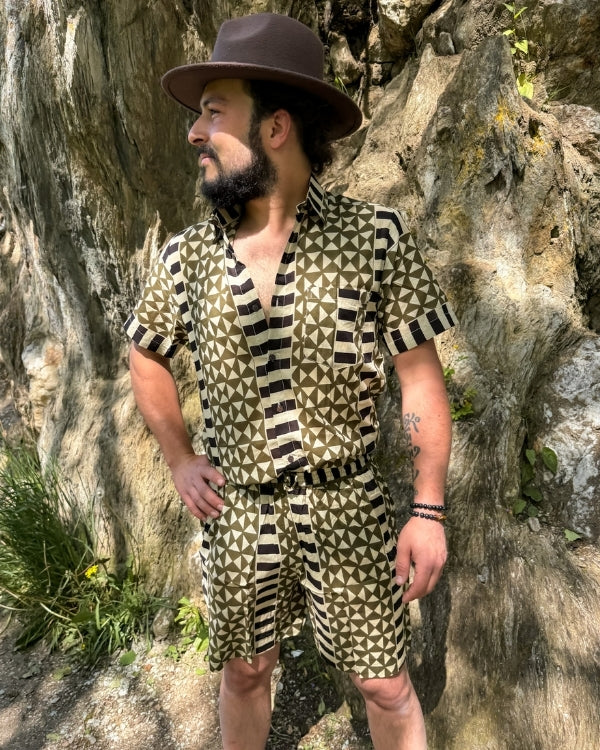 modernes Boho Männer Set aus kurzer Hose und passender Bluse mit schönen Mustern