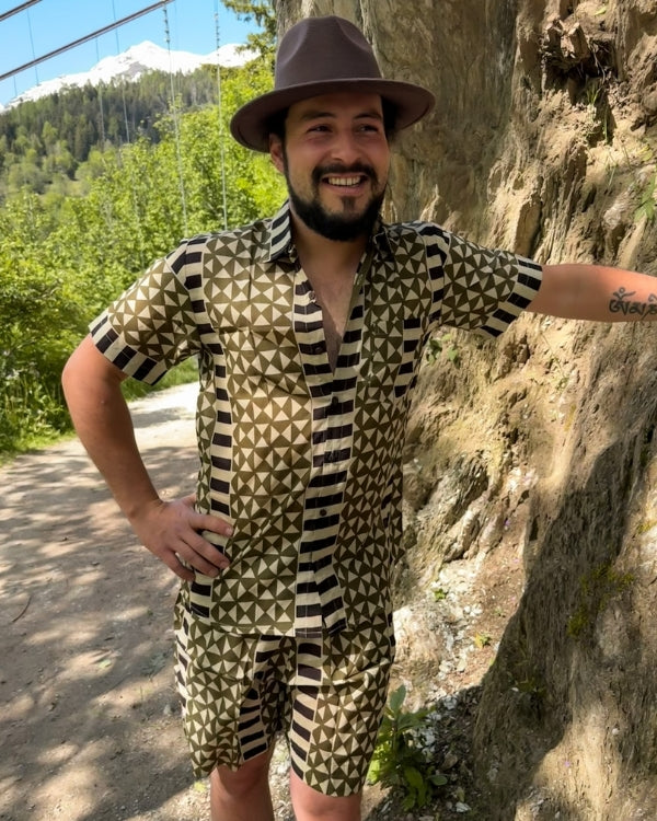 Moderner Boho Look für stillvolle Herren - Kurze Hose und passendes Hemd in Grün schwarz Tönen