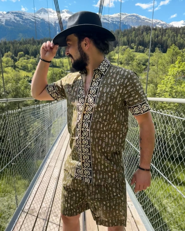 Herren Hemd in grün Tönen mit Fisch Muster und schönem Ethno Rand - Boho Männer Look 