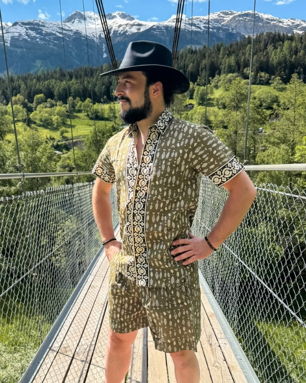 Moderne Boho Männer Look Set mit kurzer Hose und passender Blusen Hemd in grün schwarz 