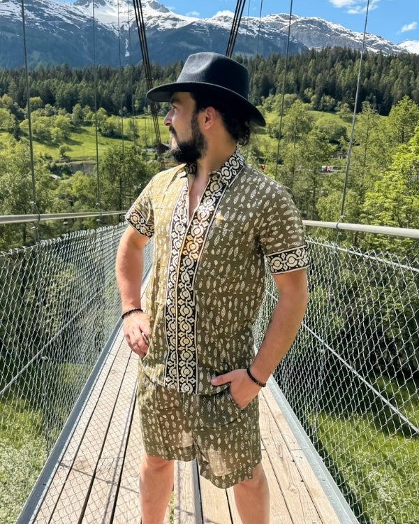 Modernes Boho Herren Set aus kurzer Hose mit passender Bluse und Fischmuster 