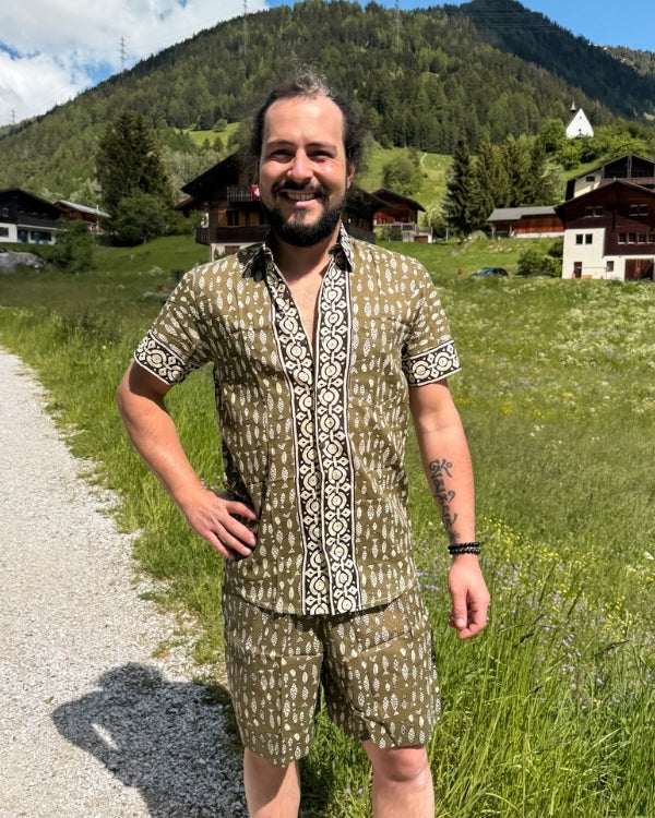 Boho Herren Zweiteiler Set aus kurzer Hose und passender Kurzarm Bluse mit Fisch Symbolen 
