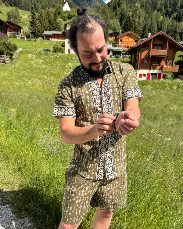 Stillvolles Boho Herren Outfit aus Shorts und Hemd mit kurzen Ärmeln 