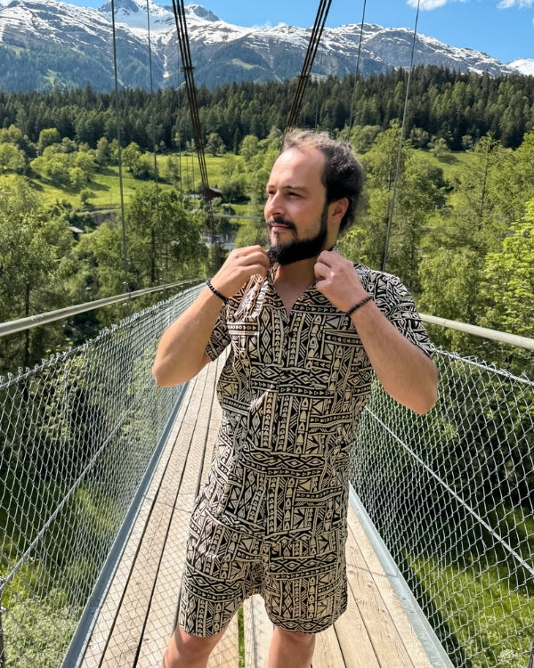 Stillvolles Herren zweiteiler Set aus Boho Hemd mit kurzen Aermeln und geometrischem Muster 