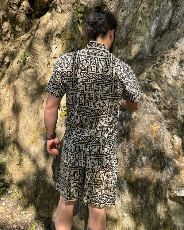 Schwarz-weiss Boho Hippie Herren Bluse Hemd und passende kurze Hose dazu - Männer Boho Hippie Outfit online bestellen 