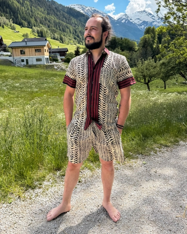 Stillvolles Boho Herren Set aus kurzer Hose und kurzem Baumwolle Shirt mit Kragen und schönem schwarz-weiss Muster 