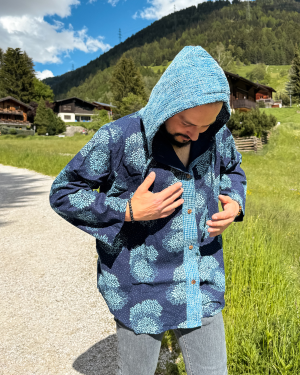 Blaue Jean Look Herren Jacke mit Kapuze und Boho Prints 