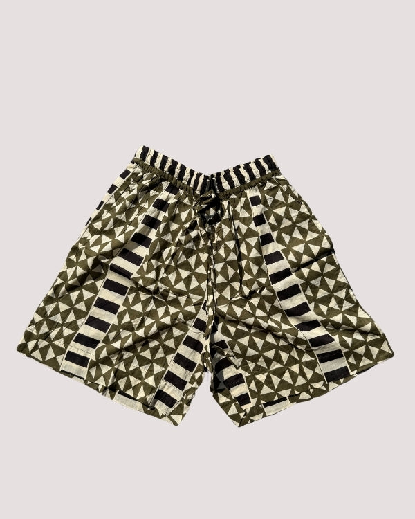 Kurze Herren Hose aus Baumwolle mit geometrischem Boho Muster in grün schwarz gemischt 