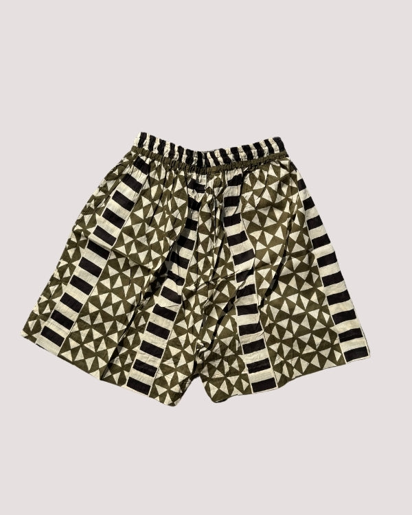 Stillvolle Herren Männer Shorts Kurze Hose im Boho Look mit schwarz-grün Muster und elastischem Bund