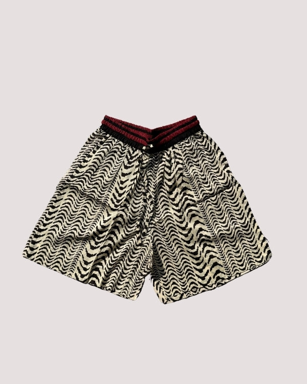 kurze Herren Baumwolle Hose in schönem schwarz weiss Muster mit rotem Rand 
