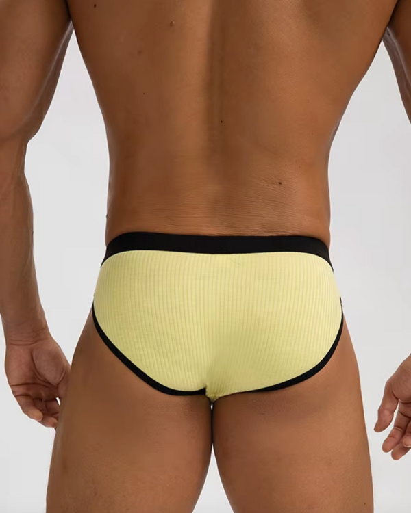 Hautenger gelber Tanga Slip für sportliche Männer