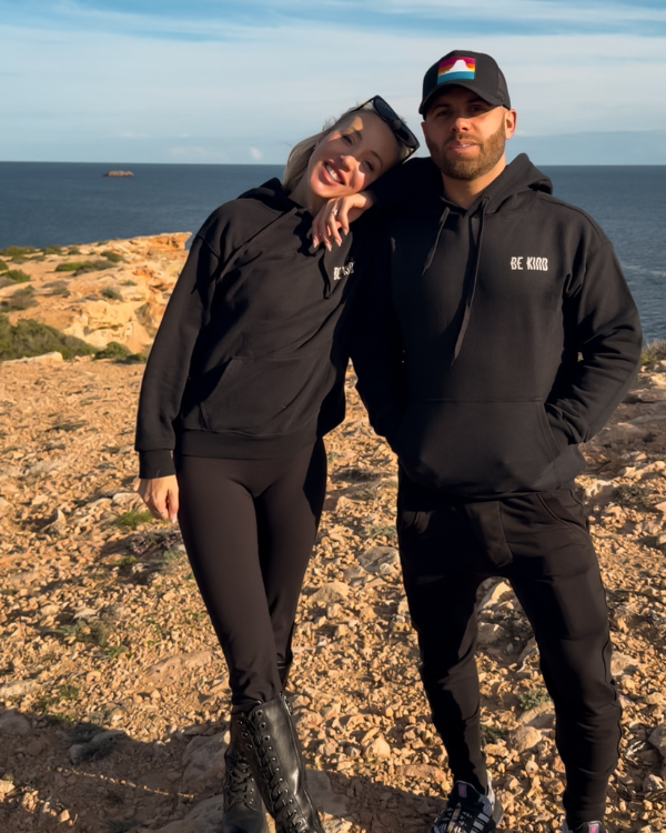 schwarzer Hoodie für Sie und Ihn! BE KIND Pullover mit Kapuze für Herren und Damen 