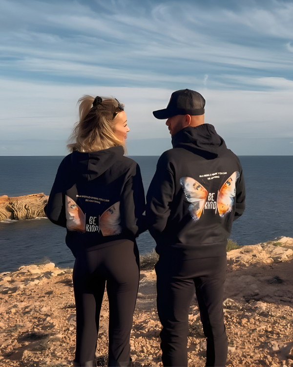 Schwarzer Hoodie Pullover Be Kind | Butterfly