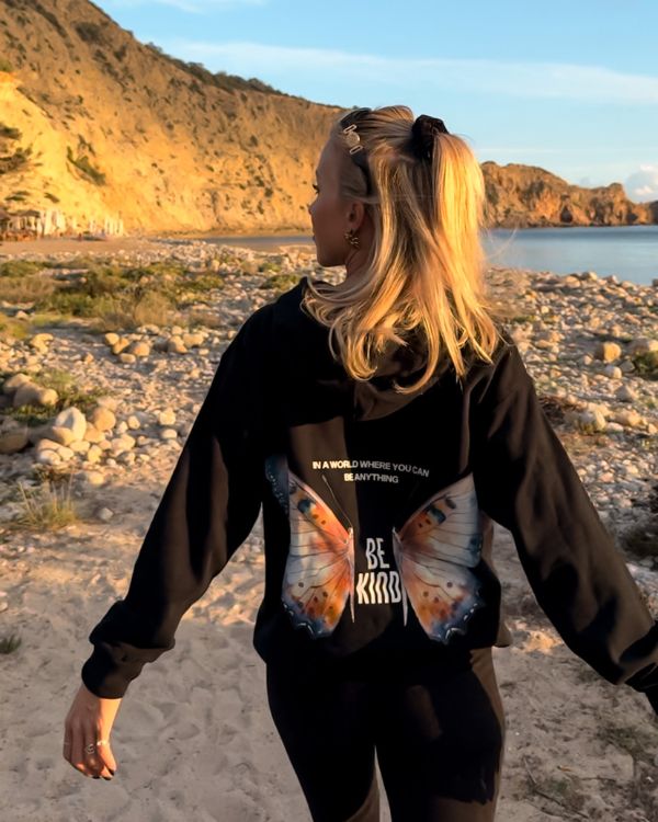Kapuzenpullover Hoodie schwarz mit BE KIND Spruch und Schmetterling