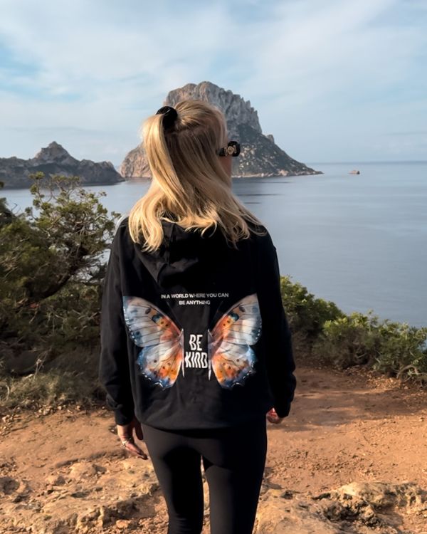schwarzer Oversize Hoodie mit Schmetterling und BE Kind Spruch - Trage Freundlichkeit 