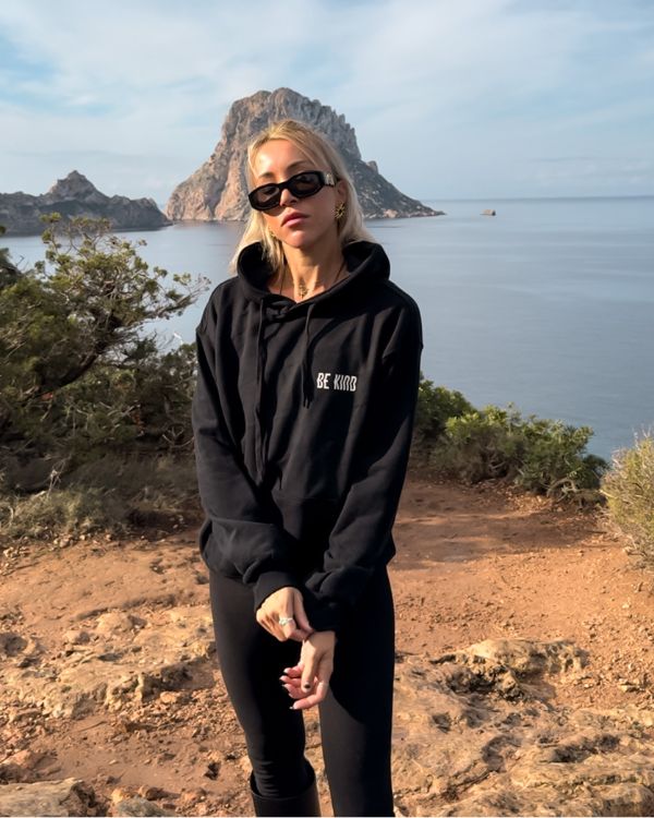 schwarzer Oversize Hoodie mit BE KIND Spruch und Schmetterling - Freundlichkeit Statement 