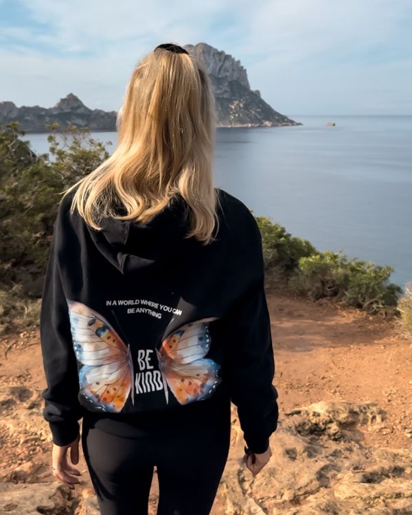 schwarzer Kapuzenhoodie Pullover mit grossem Schmetterling Motiv und BE KIND Spruch 