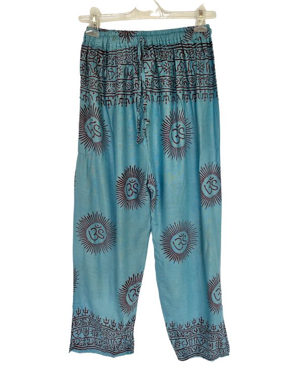 Blaue Yoga Boho Hippie Hose mit Om und Sanskrit Zeichen auf der Hose