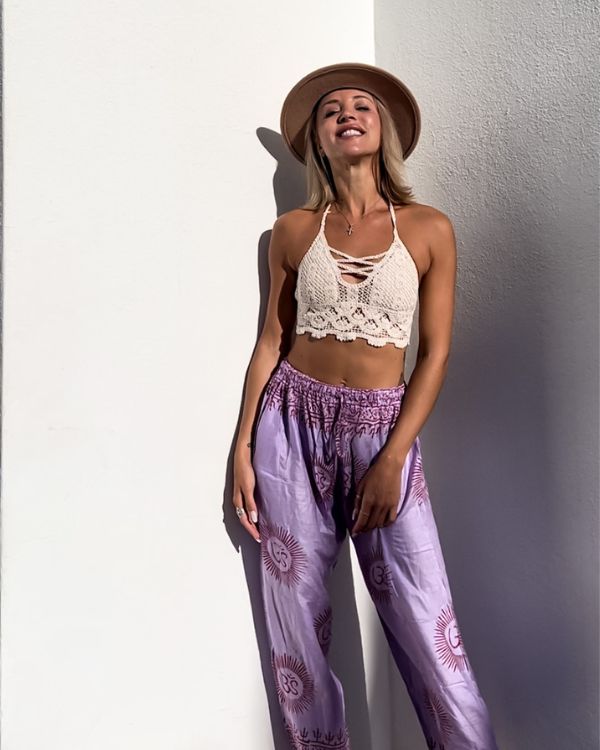 Boho-Hose in Violett mit Om-Zeichen - Bequemer Hippie Yoga Look – JS Shop