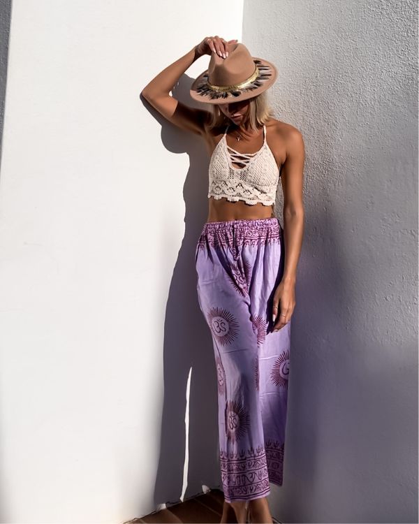 Besondere Damen Sommerhose in violett mit Om Zeichen Print 