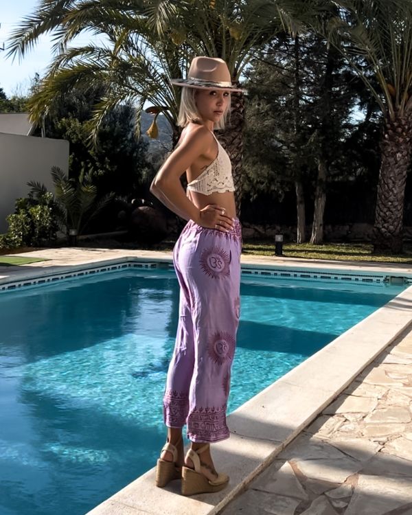 Ibiza Boho Fashion Look - Violette Hose mit Om Zeichen 