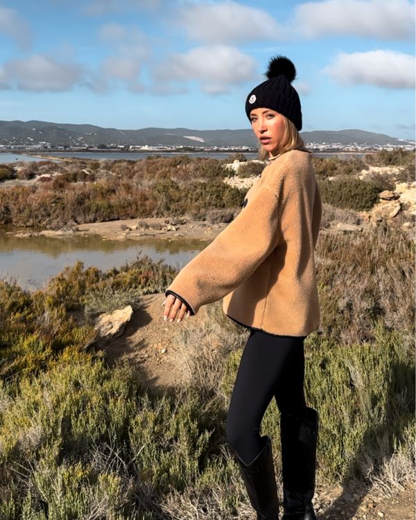 Übergangsjacke Damen im Oversize Schnitt mir schwarzen Verschlüssen 